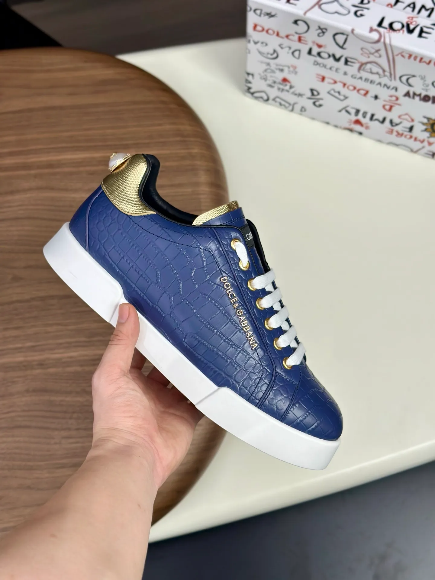 New product 💰800 DG Dolce & Gabbana men's shoes 💰ortofino calfskin sneakers ♞size; 39~44 (customized 38.45.46) Iconic men's shoes 💰ortofino series of sneakers, classic and timeless style, now presented with fashionable details. The calfskin engraved DG logo is a subtle finishing touch. Men's shoes💰ortofino calfskin sneakers: